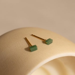 Puces d'oreilles barre en jade par Caitlyn Minimalist • Boucles d'oreilles délicates avec pierres précieuses vertes en or et argent • Bijoux bohèmes • Cadeau meilleur ami • ER565
