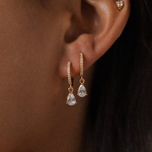 Pendientes colgantes de diamantes de Caitlyn Minimalista • Pendientes colgantes de aro Pave Huggie • Pendientes de boda perfectos, pendientes nupciales • ER117