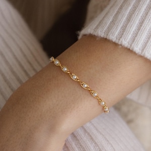 Eternity Pearl Bracelet by Caitlyn Minimalist • Beaded Pearl Infinity Link Chain Bracelet • Bridesmaid Jewelry • Birthday Gifts • BR088