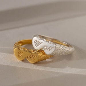 Duo de bagues chevalières coeur initiales minimalistes par Caitlyn • Bague lettre en filigrane gravée personnalisée • Bijoux vintage • Cadeau d'anniversaire • RM171NIF67
