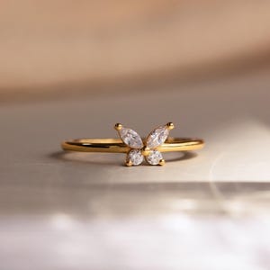 Bague Papillon par Caitlyn Minimalist • Bague de promesse délicate en diamant • Bijou papillon minimaliste en cristal • Cadeau d'anniversaire pour elle • RR082
