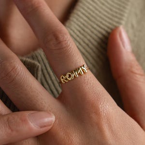 Anillo con nombre de burbuja de Caitlyn Minimalist • Anillo con letra de globo 3D personalizado • Anillo personalizado delicado • Joyería de verano • Regalo para ella • RM186