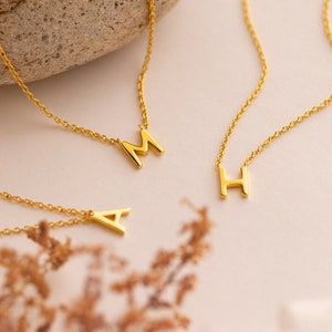 Colar de letras personalizado por Caitlyn Minimalist • Colar delicado com iniciais • Presente perfeito para ela • Presente personalizado para a mãe • NR085