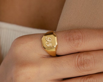 Chevalière porte-bonheur par Caitlyn minimaliste • Bague gravée audacieuse • Chevalière initiale • Bague tendance • Cadeau pour lui • RM114NIF62