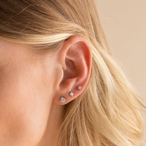 Clous d'oreilles diamants quotidiens par Caitlyn Minimalist Boucles d'oreilles diamant minimalistes, clou du cartilage délicat Parfaites pour votre quotidien image 1