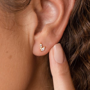 Puces d'oreilles diamant Flora par Caitlyn Minimalist • Bijoux en cristal délicats de tous les jours • Cadeau nuptiale de douche pour elle • Bijoux de mariage • ER306