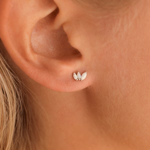 Opal Edelstein Ohrringe von Caitlyn Minimalist • Zierliche Opal Ohrstecker • Geburtsstein Blumen Ohrringe • Silber Schmuck • Schwester Geschenk • ER399