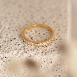 Minimalist Diamant Band in Gold von Caitlyn Minimalist Ehering, Verlobungsring, Versprechensring Hochzeitsschmuck für Bräute RR067 Bild 5