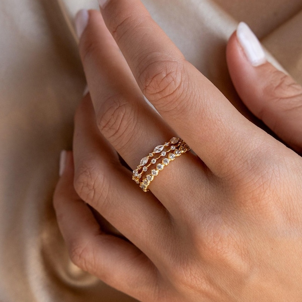 Anillo apilable de diamantes de Caitlyn Minimalist • Juego de 3 delicados anillos de piedras preciosas • Joyas de cristal • Regalos de aniversario para mujeres • RR114