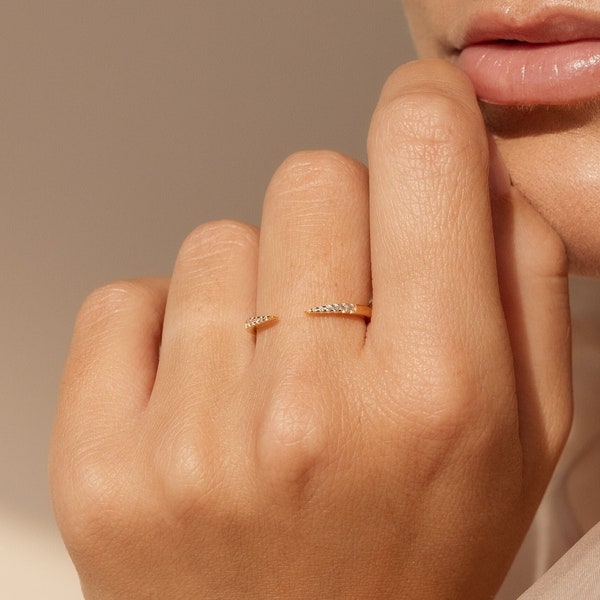 Anello aperto minimalista con pavé di Caitlyn Minimalist • Delicato anello impilabile • Elegante anello in oro con diamanti, regalo di anniversario perfetto per lei • RR092