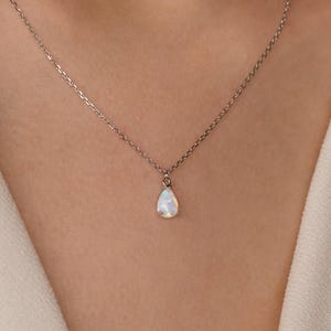 Caitlyn Minimalist のティアドロップ オパール ネックレス • 上品なジェムストーン ドロップ ネックレス • ペア カット チャーム ネックレス • オパール ジュエリー • 彼女へのギフト • NR114