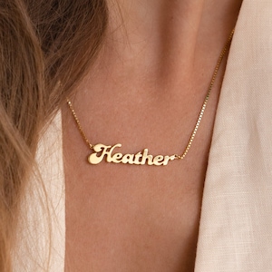 Collar con nombre de inspiración vintage de Caitlyn Minimalist • Collar con fuente de burbujas • Collar con placa de identificación personalizada • Regalo de cumpleaños para hermanas • NM81F107