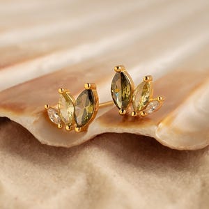 Örhängen med peridotblad av Caitlyn Minimalist • Eleganta gröna kristallörhängen • Smycken med markissten • Present till frun • ER362