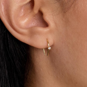 Pendientes de aro pequeños con diamantes de Caitlyn Minimalist • Pendientes delicados • Pendientes de aro dorados • Pendientes de hilo delicados • Regalo para dama de honor • ER155