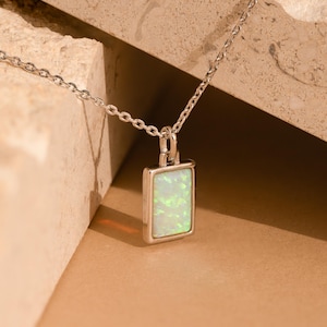 Collier avec breloques opale par CaitlynMinimalist • Collier opale blanche avec pierres précieuses en argent • Collier avec pendentif taille émeraude • Cadeau d'anniversaire • NR164
