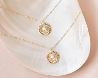 Collier médaillon d'opale par Caitlyn Minimalist • Collier médaillon d'opale le plus préféré • Collier pièce de monnaie à superposition parfaite • NR003