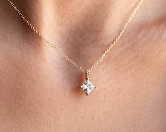 Collier à pendentif en diamants minimaliste par Caitlyn • Collier avec diamants et cristaux de taille princesse • Bijoux de mariée • Cadeau parfait pour une femme • NR081