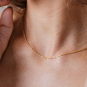 Collar Singapur retorcido de Caitlyn Minimalist • Collar de oro delicado • Collar de cuerda • Collar de capas • Regalo para la mejor amiga • NR021