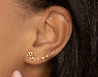 Puces d'oreilles prénom par Caitlyn Minimalist • Boucles d'oreilles personnalisées à porter au quotidien • Bijoux minimalistes faits main • Cadeau parfait pour elle • CH08F102