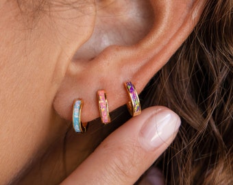 Boucles d'oreilles Huggie incrustées d'opale par Caitlyn Minimalist • Créoles délicates avec pierres précieuses bleues, roses et violettes • Cadeaux parfaits pour une demoiselle d'honneur • ER212