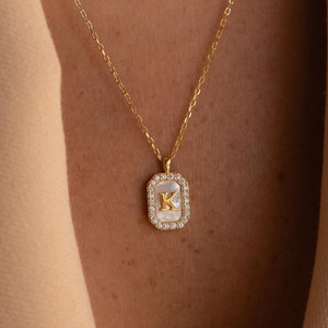 Collar con inicial de perla pavé de Caitlyn Minimalist • Collar con colgante de letra personalizado • Delicada joyería de diamantes • Regalos para mamá • NM165F33
