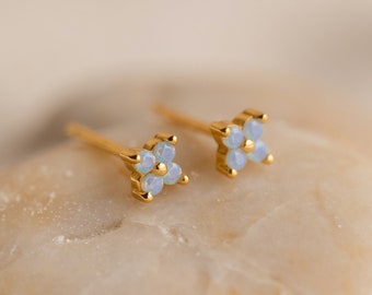 Efeu-Blumen-Ohrstecker von Caitlyn Minimalistisch • Zierliche hellblaue Steinohrringe • Alltags-Boho-Schmuck • Perfektes Geburtstagsgeschenk • ER364