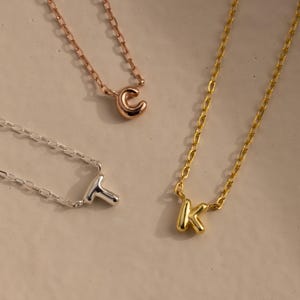 Collar con inicial de burbuja personalizado de CaitlynMinimalist • Delicado collar con dije de letra abullonada • Joyería personalizada Y2K • Regalo de cumpleaños • NM212
