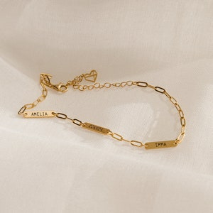 Mini bracelet porte-nom personnalisé minimaliste par Caitlyn Bracelet à breloques gravé avec une chaîne fine en forme de trombone Cadeau pour nouvelle maman BM56F39 image 5