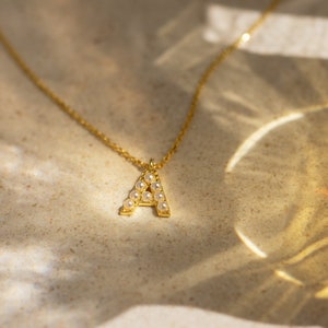 Collar con inicial de perla de Caitlyn Minimalist • Collar con letra colgante personalizado • Delicada joyería de perla • Regalo personalizado para novia • NR113
