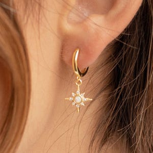 Pendientes Huggie Starburst de Caitlyn Minimalist • Pendientes de estrella de ópalo de tendencia • Look minimalista perfecto • Regalo de joyería para ella • ER055