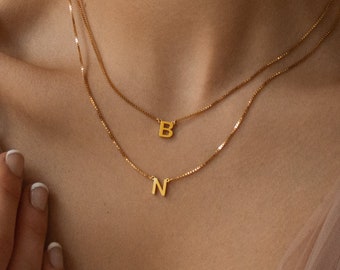 Collier avec lettres superposées par Caitlyn Minimalist • Collier avec deux initiales avec chaînette • Bijoux minimalistes personnalisés • Cadeau pour couple • NM92F77