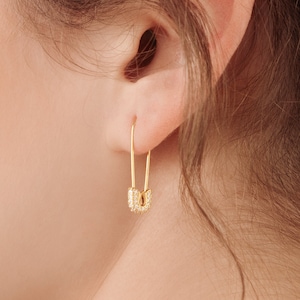 Boucles d'oreilles avec épingles de sûreté en or pavé • Boucles d'oreilles géométriques modernes, parfaites pour un look minimaliste • Cadeau pour elle • ER012