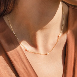 Caitlyn Minimalistの上品なパールステーションネックレス。ママへのパールビーズ重ね付けネックレス。ウェディングジュエリー、ブライズメイドギフト。NR107