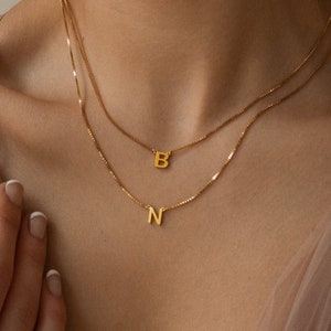 Collar con letras en capas de Caitlyn Minimalist • Collar con dos iniciales y cadena de caja • Joyería minimalista personalizada • Regalo para parejas • NM92F77