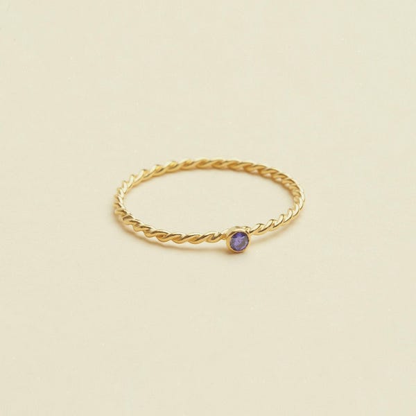 Ring met gedraaide band en geboortesteen • Fijne edelsteenring • Stapelring • Zilveren sieraden op maat • Cadeau voor mama • RM57