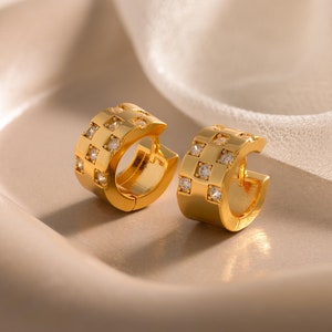Pave Karierte Creolen von Caitlyn Minimalistisch • Art Deco Diamant Huggie Ohrringe in Gold • Statement Schmuck • Geburtstagsgeschenk • ER595