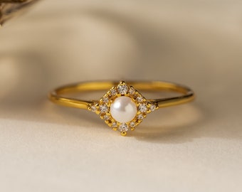 Anillo de diamantes y perlas de inspiración vintage de Caitlyn Minimalista • Anillo de compromiso delicado • Regalo romántico perfecto • Regalo para novia • RR102