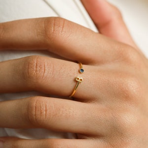 Anillo con inicial de piedra de nacimiento • Anillo con letra de Caitlyn Minimalist • Anillo para madres • Regalos de cumpleaños • Regalo personalizado para ella • RM74F39