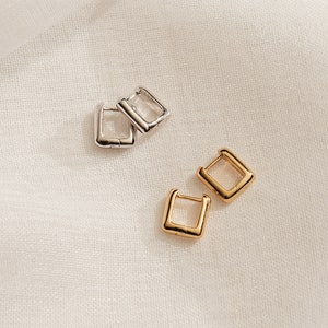 Boucles d'oreilles Link Huggie par Caitlyn minimalistes • Créoles géométriques carrées • Créoles minimalistes délicates Huggie • Cadeau parfait pour maman • ER211