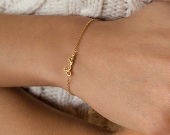 Pulsera delicada con nombre personalizado de Caitlyn Minimalista • Joyería hecha a mano con dijes de nombre, pulseras apilables perfectas • Regalo para mamá • BM54F78