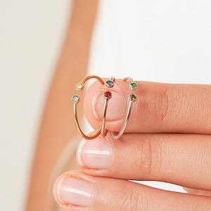 Personalisierter 2 Geburtsstein Ring von CaitlynMinimalist • Mutter Ring • Edelstein Ring • Personalisiertes Geschenk für Mama • Minimalistischer Stapelring • RM05a