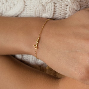 Pulsera delicada con nombre personalizado de Caitlyn Minimalista • Joyería hecha a mano con dijes de nombre, pulseras apilables perfectas • Regalo para mamá • BM54F78