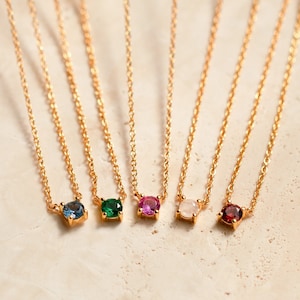 Zarte Geburtsstein Kette von CaitlynMinimalist • Zierliche Kristall Anhänger Kette in Gold • Personalisierter Geburtsstein Schmuck • Geschenk für Mama • NR048