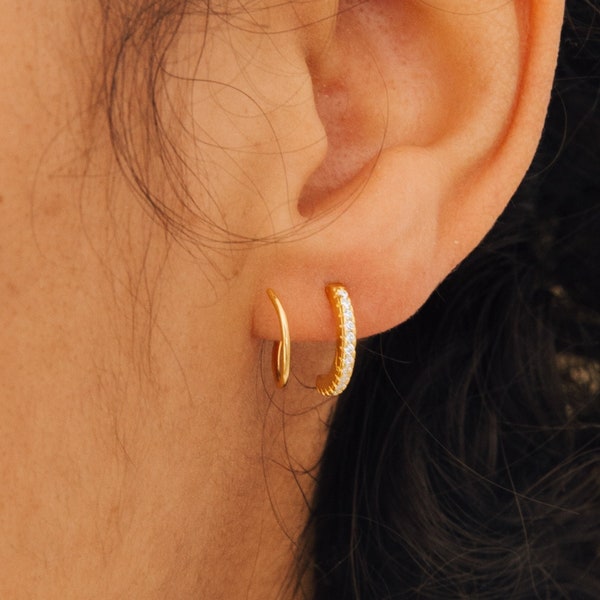 Boucles d'oreilles Huggie pavé de diamants par Caitlyn Minimalist • Boucles d'oreilles à enfiler spirale en or et argent • Créoles délicates • Cadeau pour elle • ER193