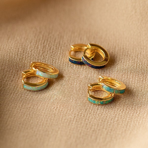 Boucles d'oreilles Huggie incrustées d'opale par Caitlyn Minimalist • Créoles d'opale de feu • Boucles d'oreilles délicates avec pierres précieuses bleues et vertes • Cadeau pour elle • ER212
