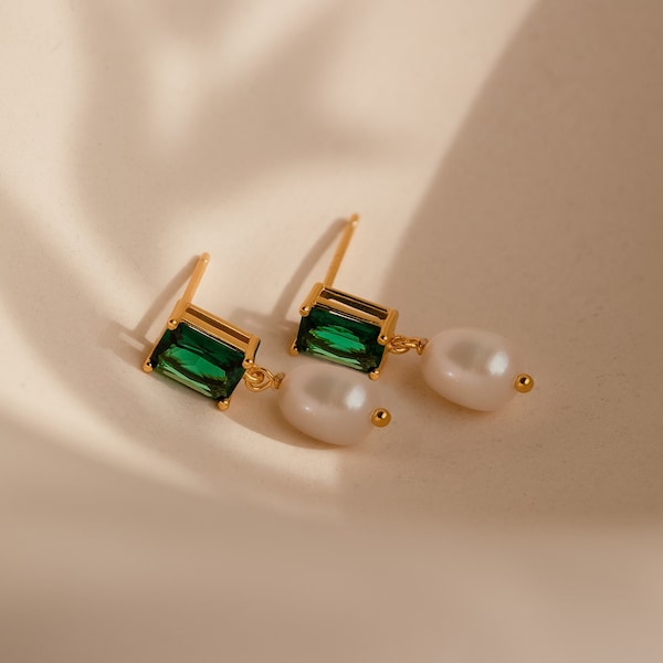 Pendientes colgantes de esmeralda y perlas de Caitlyn Minimalista • Aretes Art Déco verdes • Joyería de esmeralda vintage delicada • Regalo para ella • ER375