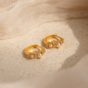 Perlen Diamant Cluster Huggies von Caitlyn Minimalist • Zierliche Diamant Ohrringe • Minimalistische Perlen Creolen • Perfekte Geschenke für Mama • ER461