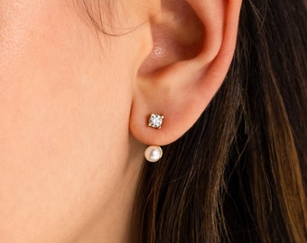 Pendientes tipo chaqueta con orejas de perlas de diamantes de Caitlyn Minimalista • Pendientes con piedra de nacimiento en la parte delantera trasera • Joyería de boda • Regalo de despedida de soltera • ER477