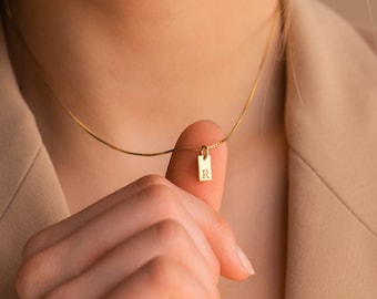 Collier avec étiquette initiale délicate par Caitlyn minimaliste • Collier avec pendentif lettre gravé personnalisé en chaînette • Cadeaux de demoiselle d'honneur • NM83bNIF33