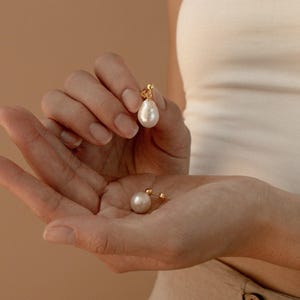 Pearl Drop Earrings by Caitlyn Minimalist • Baroque Pearl Earrings • Vintage Style Earrings • Pearl Jewelry • Bridesmaid Gifts • ER062